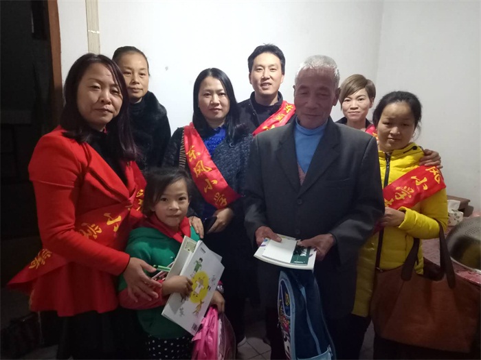 愛心永駐，志愿先行--福建寧化縣東風小學志愿者日關愛兒童活動