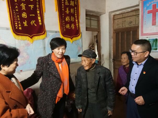 莆田市委組織部長卓曉鑾慰問愛心老人黃文謙