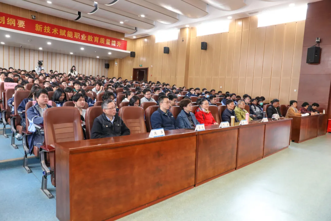 忠魂歸國映初心 職教青年擔使命——江蘇省南京市教育系統關工委“五老”“大思政”宣講團“三進一巡”活動