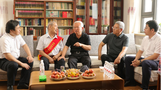 黑龍江省關(guān)工委走訪慰問“最美五老”代表