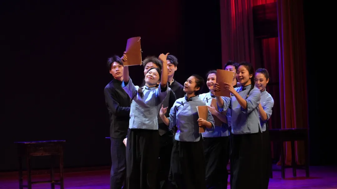 新疆維吾爾自治區關工委舉辦2025年觀看《紅流》舞臺劇演出活動