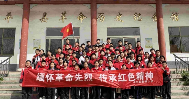 河北省各級關工委深化傳承紅色基因工程 組織青少年開展祭掃烈士墓活動