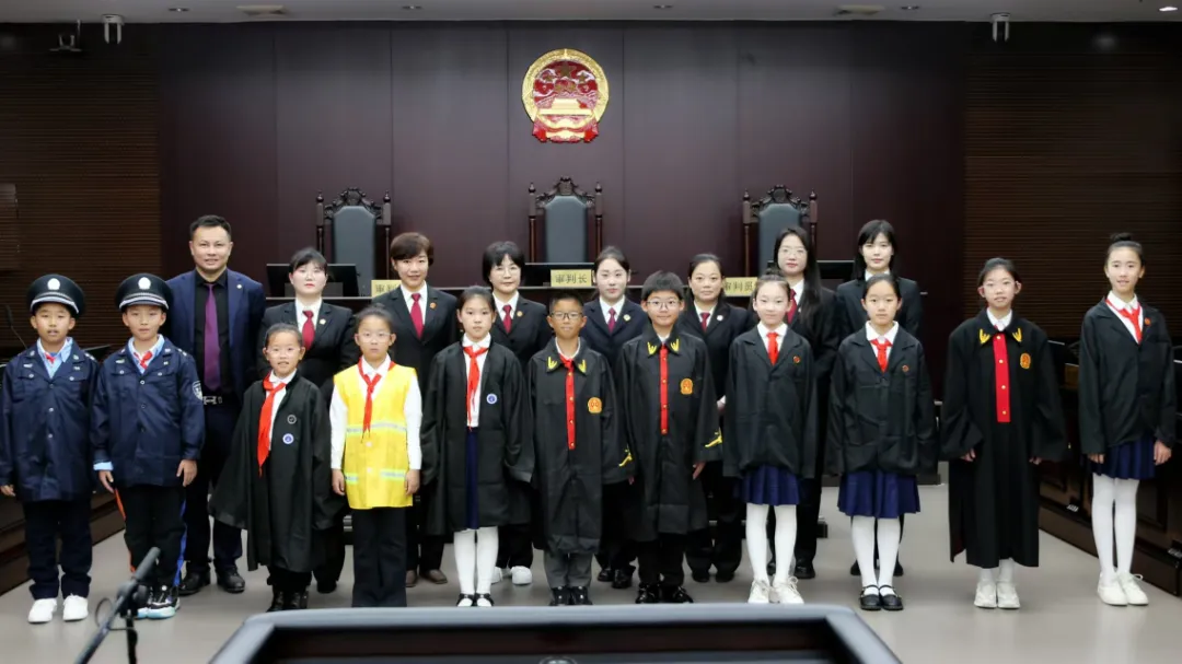 給孩子一束法治的光”——遼寧省大連市關(guān)工委、市中級人民法院組織開展“憲法宣傳周”暨模擬法庭開放日系列活動