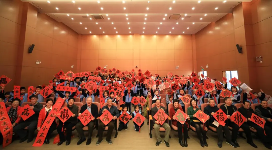 福建省廈門市關工委到云頂學校舉辦“情暖云間 詩墨迎春”寫春聯送溫暖活動