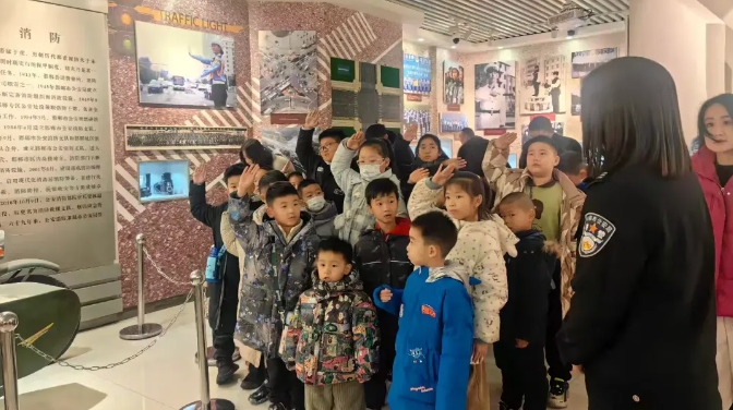 河北省邯鄲市公安局關工委組織開展“警娃進警營 快樂迎新春”活動