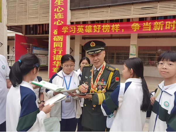 海南省三亞市關工委舉辦“唱響英雄贊歌”愛國主義教育進校園宣講活動