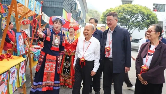 廣西柳州市關工委等部門聯合舉辦“老少同臺頌黨恩 壯族山歌代代傳”——魚峰歌圩·三月三活動