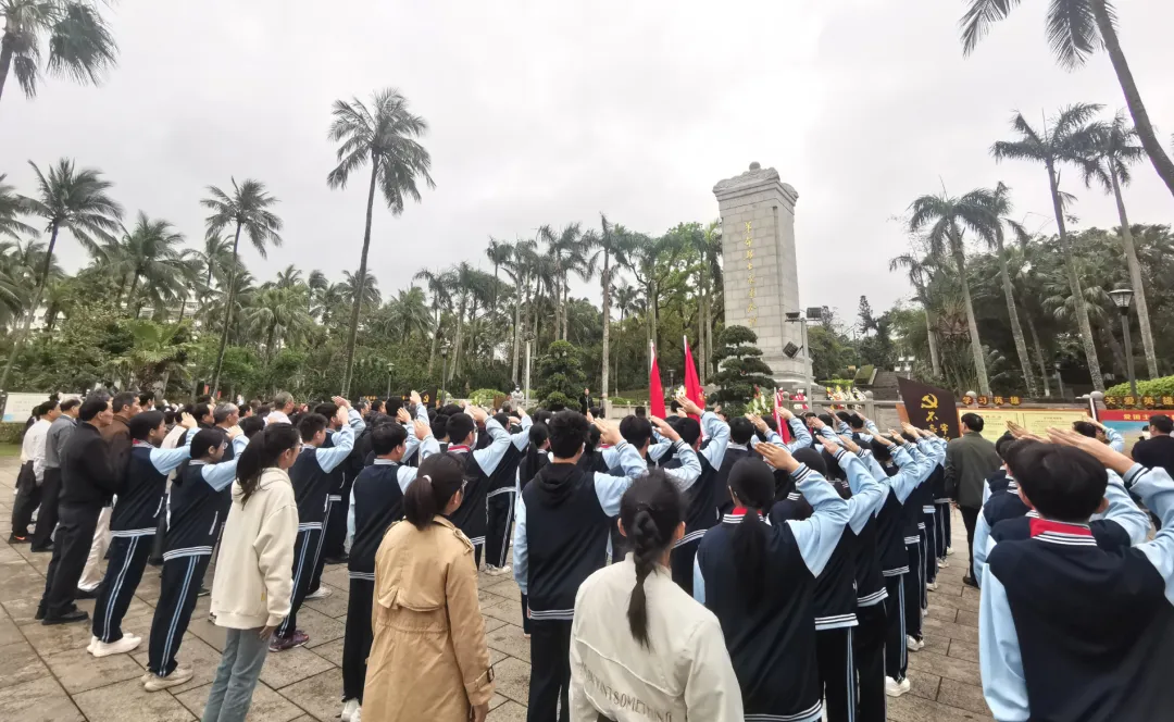 海南省海口市關(guān)工委聯(lián)合開(kāi)展祭奠革命英烈活動(dòng)