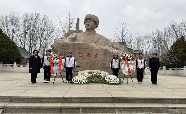遼寧省盤(pán)錦市關(guān)工委舉行“緬懷先烈，致敬英雄”主題活動(dòng)