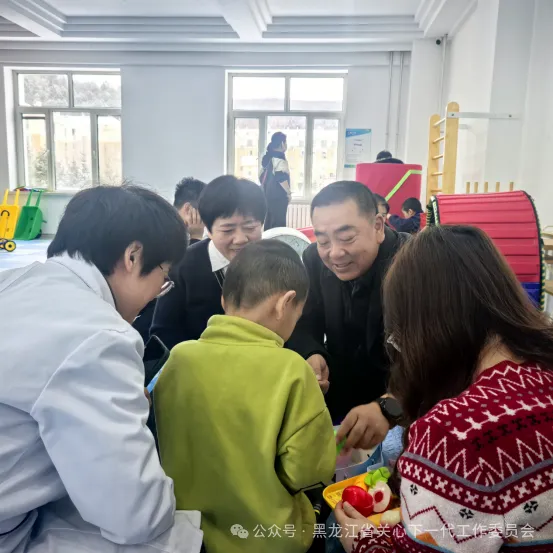 黑龍江省伊春市關(guān)心下一代心理健康專家開(kāi)展慰問(wèn)孤獨(dú)癥兒童活動(dòng)