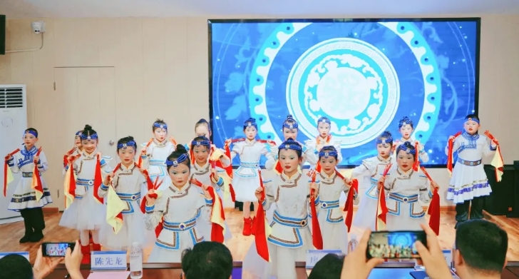 四川省成都市“童心向黨，護(hù)航成長(zhǎng)”為鄉(xiāng)村、特殊兒童送上“六一”禮物