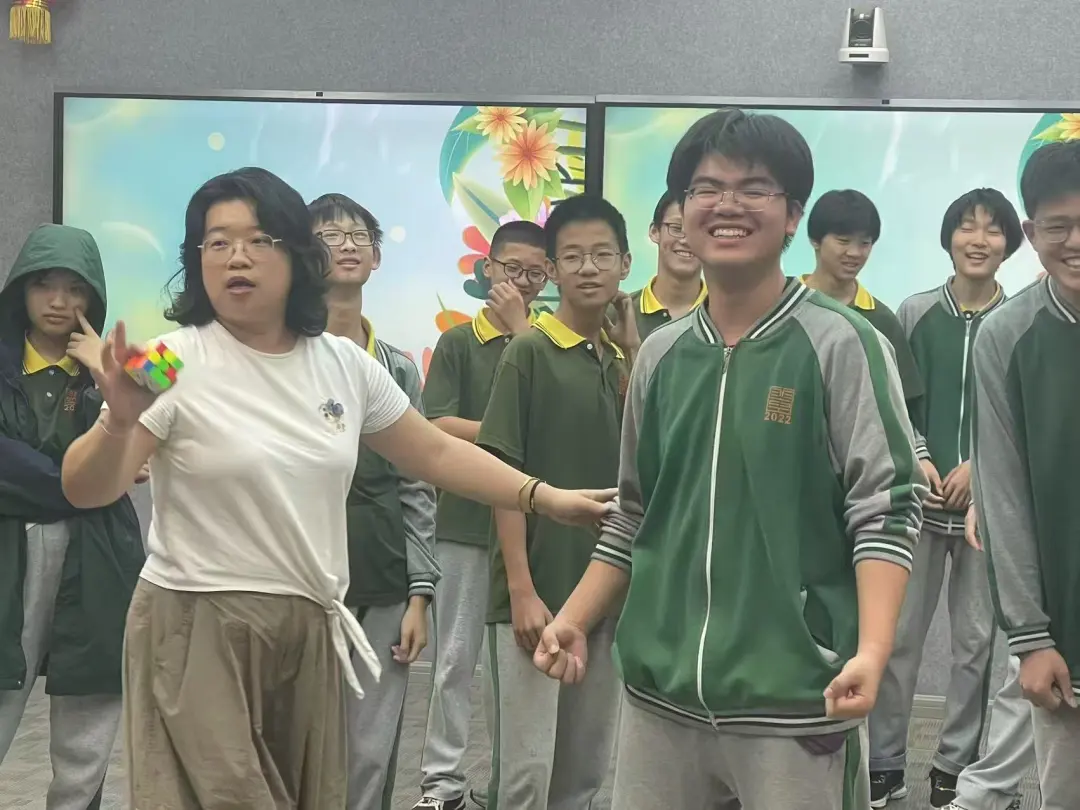 湖北省武漢市關(guān)工委“陽光賦能青少年心理健康校園行”沉浸式減壓助力翠微學(xué)子笑對中考