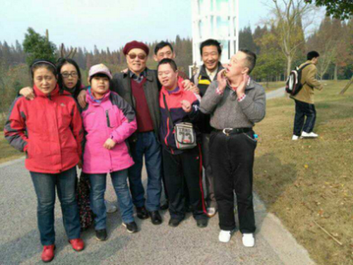 牽手智障青少年  人間自有真情在——記上海市虹口區退休干部倪震