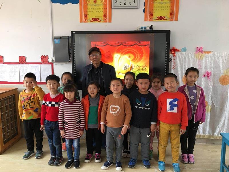 與孩子們合影留念.jpg