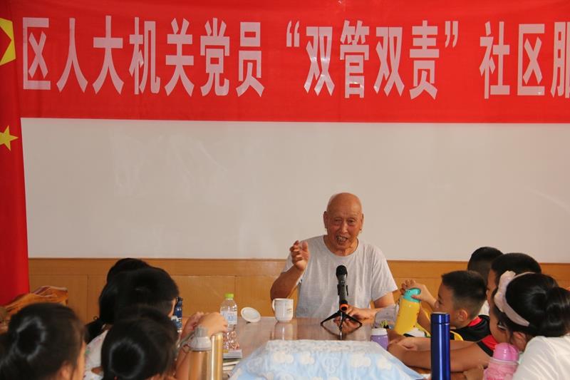 耄耋老人講《奇襲白虎團》的故事