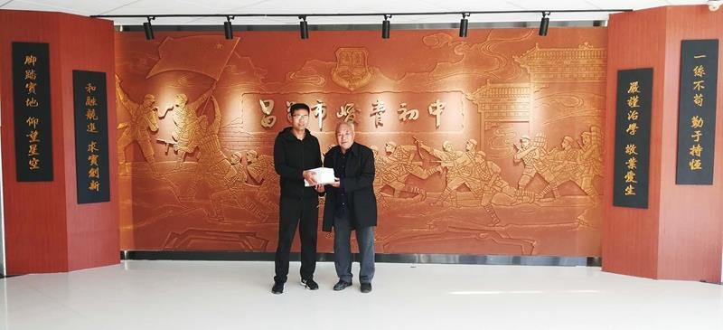 山東省昌邑市“五老”志愿者孫向陽先生為學校師生捐贈圖書