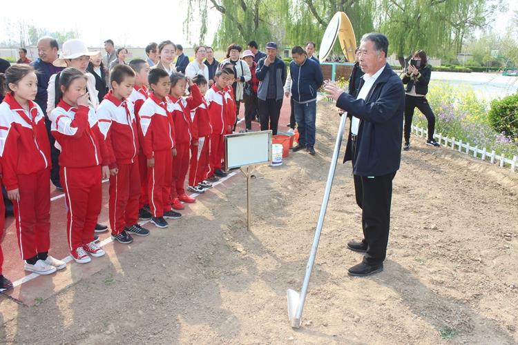 爺爺教我種花生：“五老”志愿者走進校園開展青少年勞動教育活動