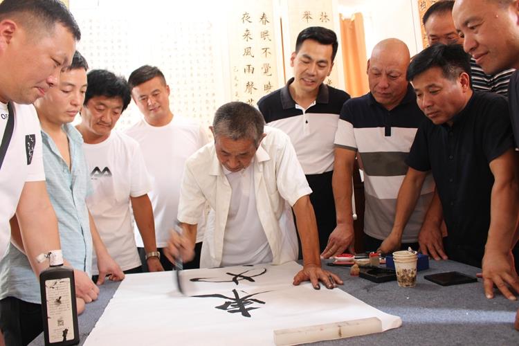七旬“網(wǎng)紅”趙新芳：自辦書畫展向國慶獻(xiàn)禮