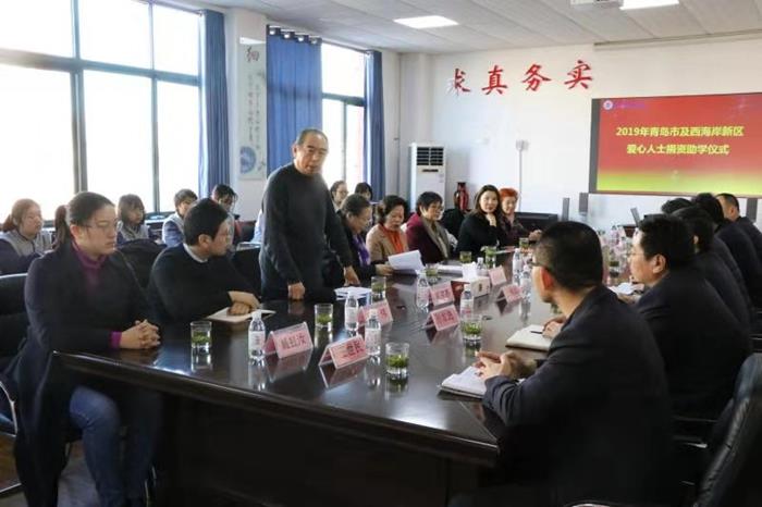 耿秋萍愛心工作室今年又資助77名貧困學生