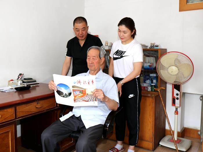 老書記教育子孫后代到偏遠站區(qū)工作