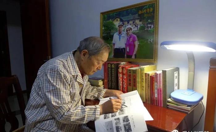春蠶絲盡    燦若星光
