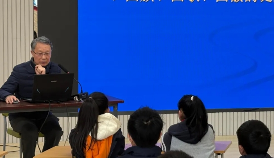 春光暖人心 “五老”護成長——上海市虹口區“虹彩綻放” “五老”宣講團開展系列宣講活動