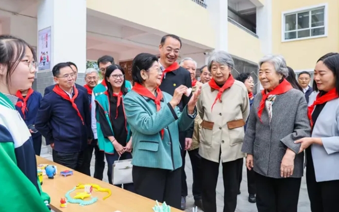 顧秀蓮主任一行回訪全國第9所“中國關心下一代教育基地”四川省雅安市寶興縣靈關中學