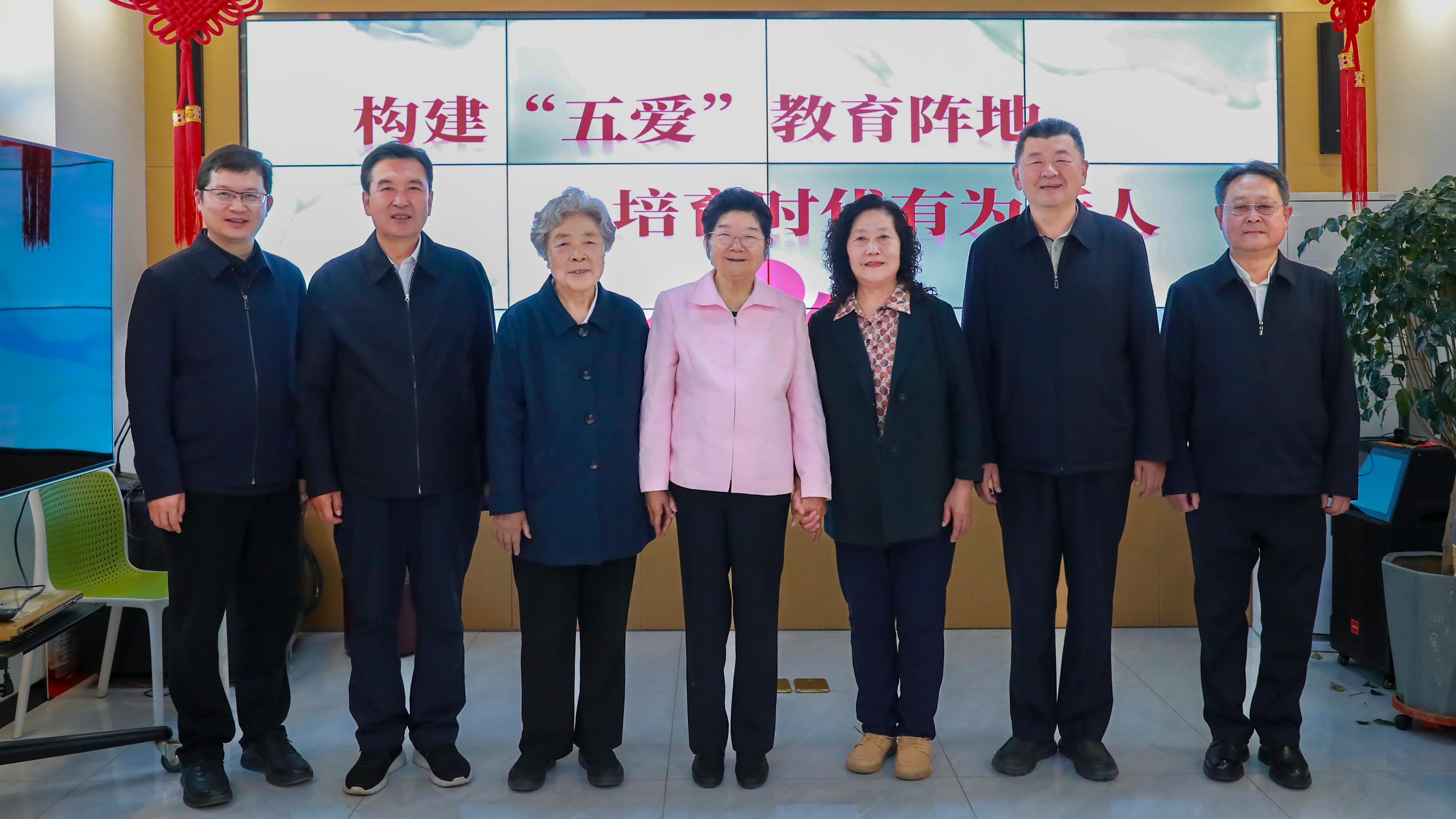 中國關(guān)工委主任顧秀蓮在內(nèi)蒙古自治區(qū)呼和浩特市調(diào)研“五老”工作室