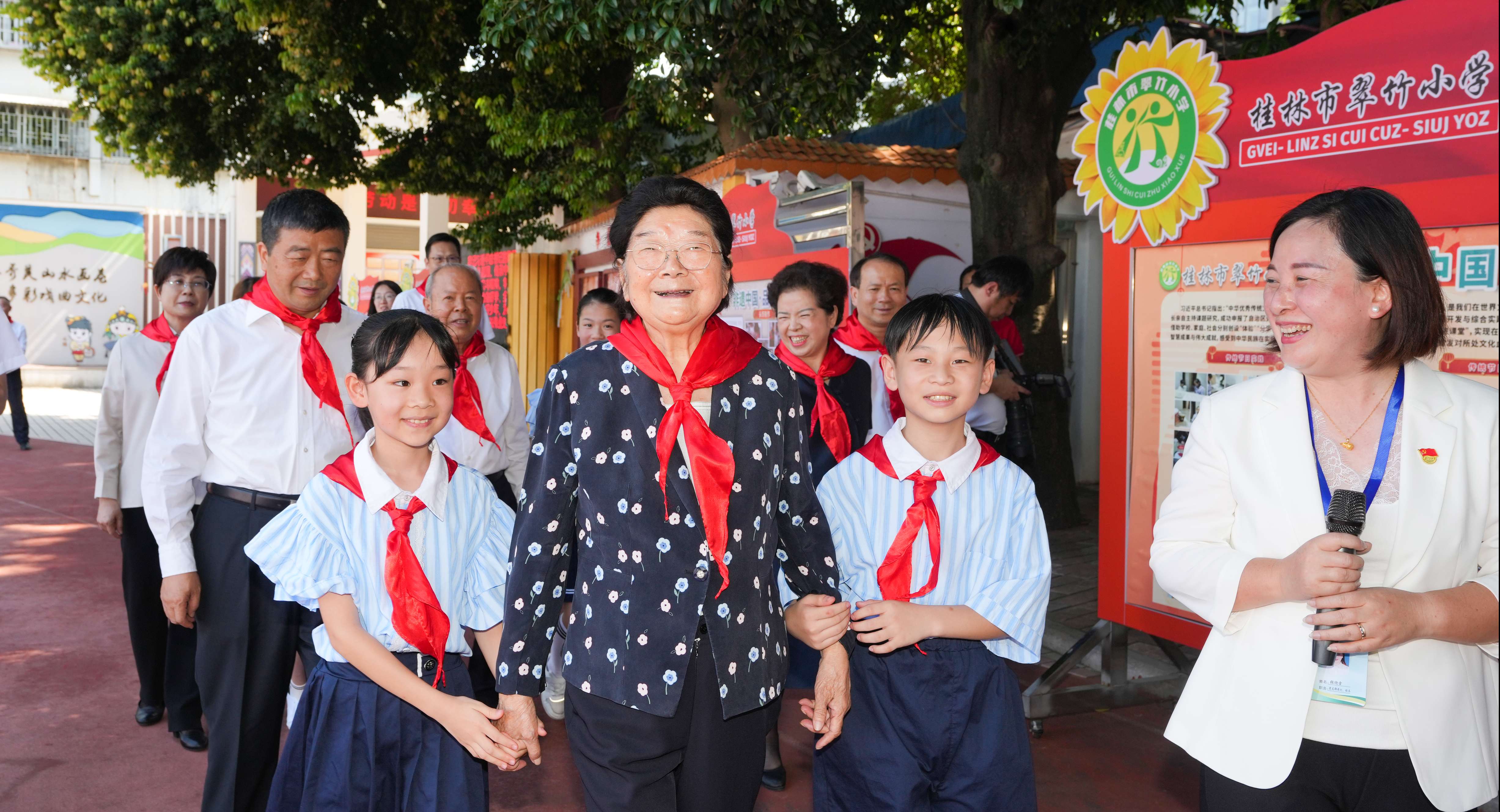 中國關(guān)工委主任顧秀蓮出席“山水相連 快樂成長”中越少年兒童相聚廣西桂林活動(dòng)