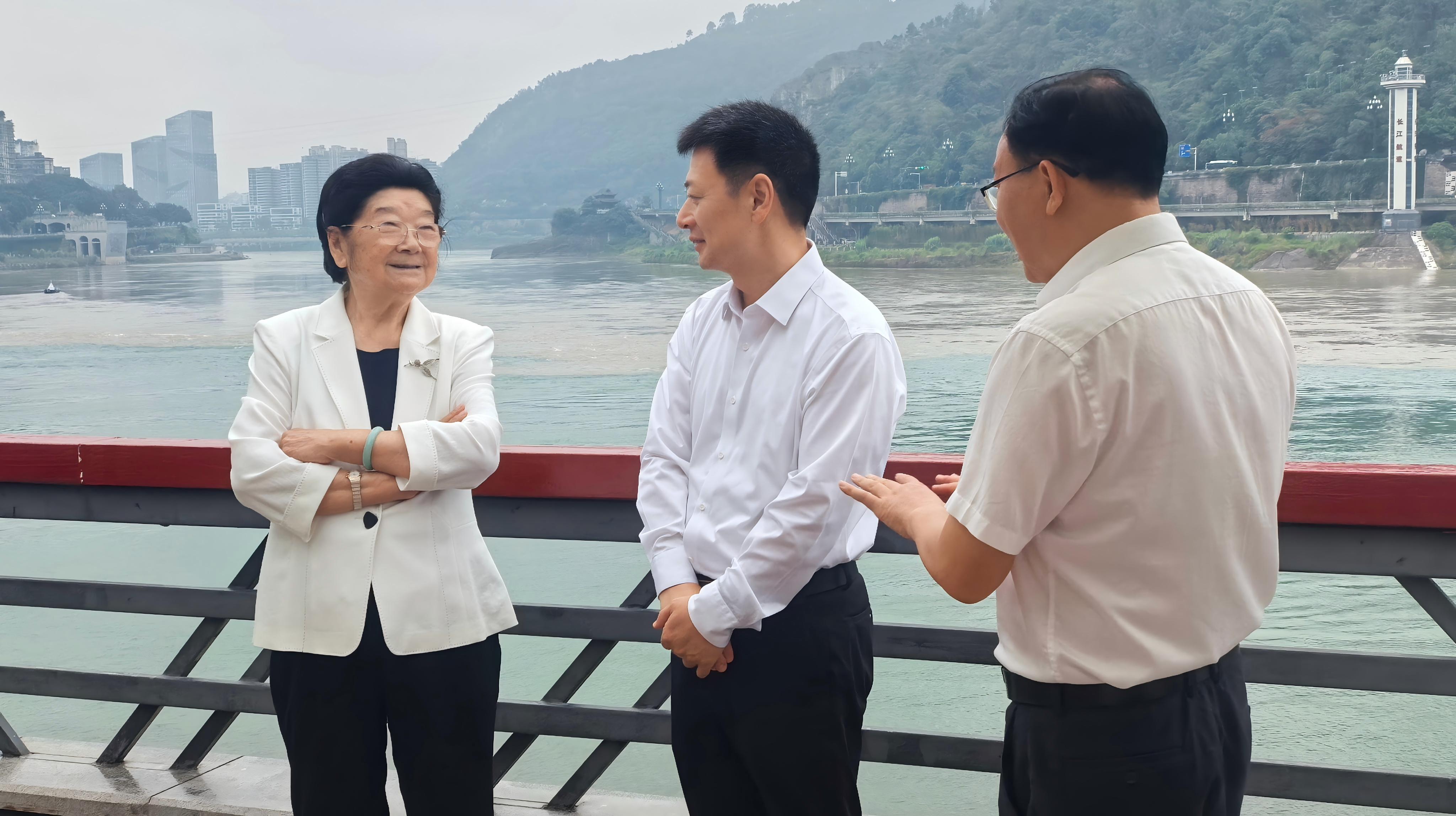 中國關(guān)工委主任顧秀蓮到四川省宜賓市調(diào)研關(guān)心下一代工作