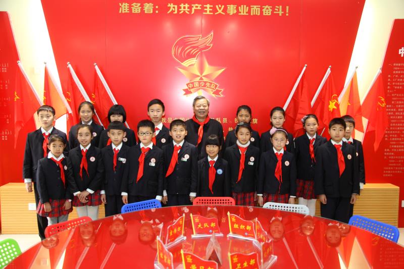徐宏俊主任調研金華武義壺山小學與孩子們合影.jpg