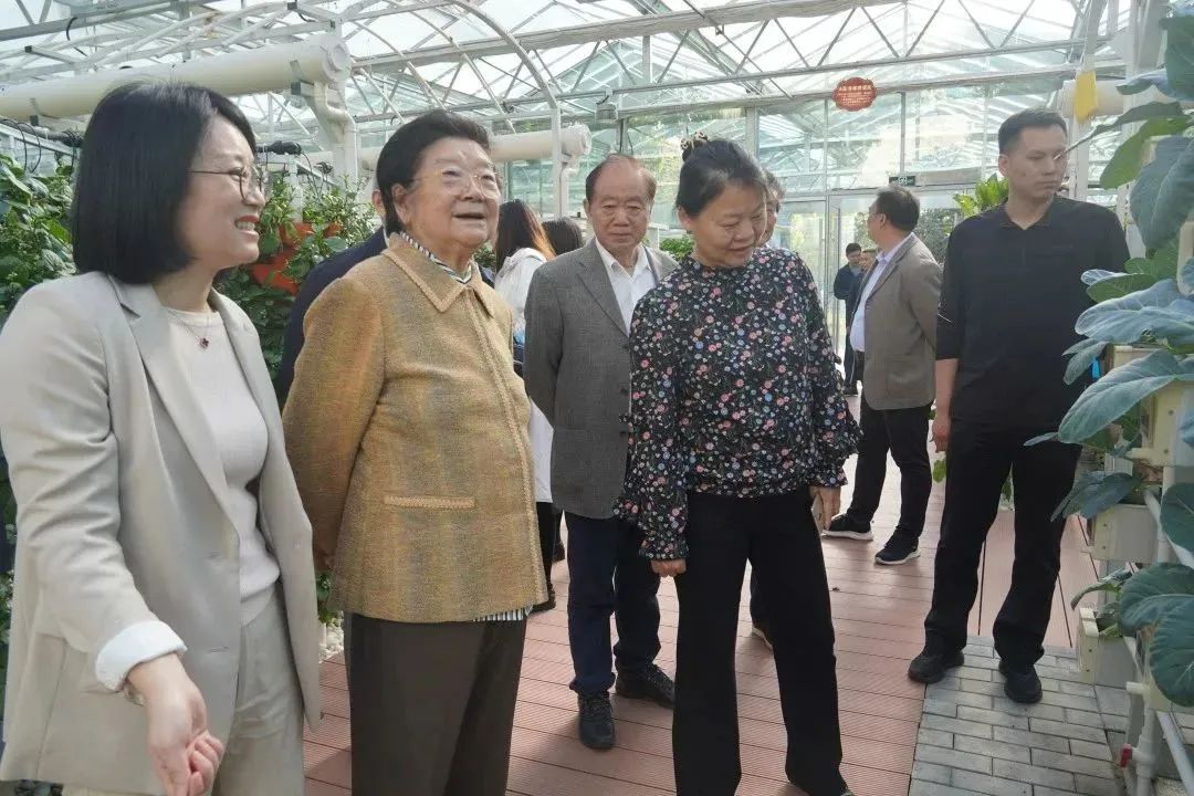 第十屆全國人大常委會副委員長、中國關工委主任顧秀蓮調研江蘇省錫山高級中學