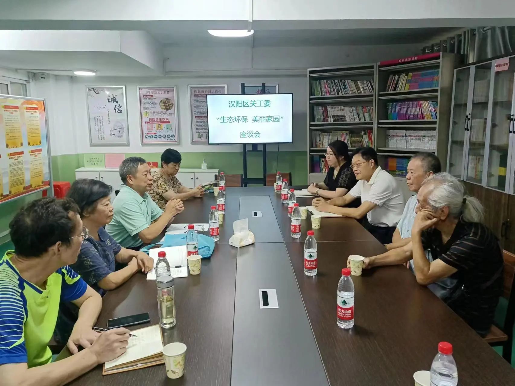 武漢市漢陽區召開“五老”志愿者巡湖護湖座談會