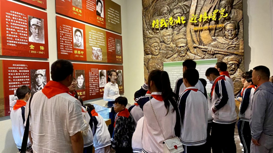 遼寧省大連市手牽手孤困兒童志愿團開展 “中秋 國慶”愛國主義教育活動