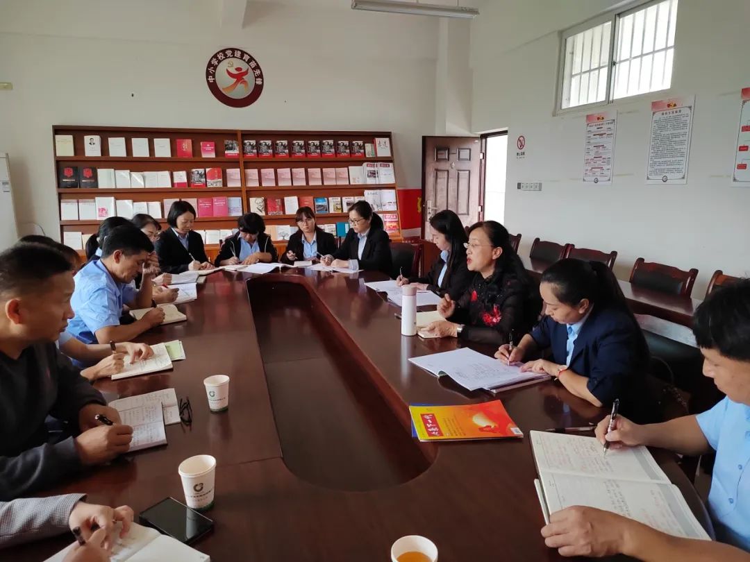 云南省教育廳關工委組織“老校長”到元江哈尼族彝族傣族自治縣開展教育幫扶活動