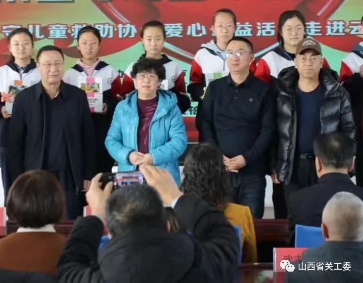 山西省大同市留守兒童救助協(xié)會(huì)關(guān)工委為云州區(qū)倍加造中學(xué)贈(zèng)送圖書(shū)