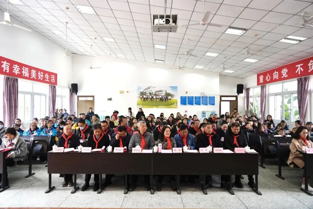 成都市關工委、成都市關心下一代基金會等單位開展“大手牽小手 愛心暖冬行”捐贈活動